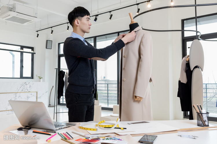 男服裝設計師的工作狀態(tài)與產品設計流程