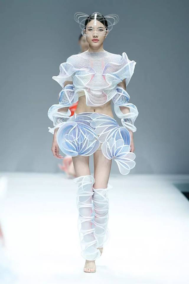 中國學院派服裝設計畢業(yè)作品創(chuàng)意集 傳統(tǒng)與現代的融合探索